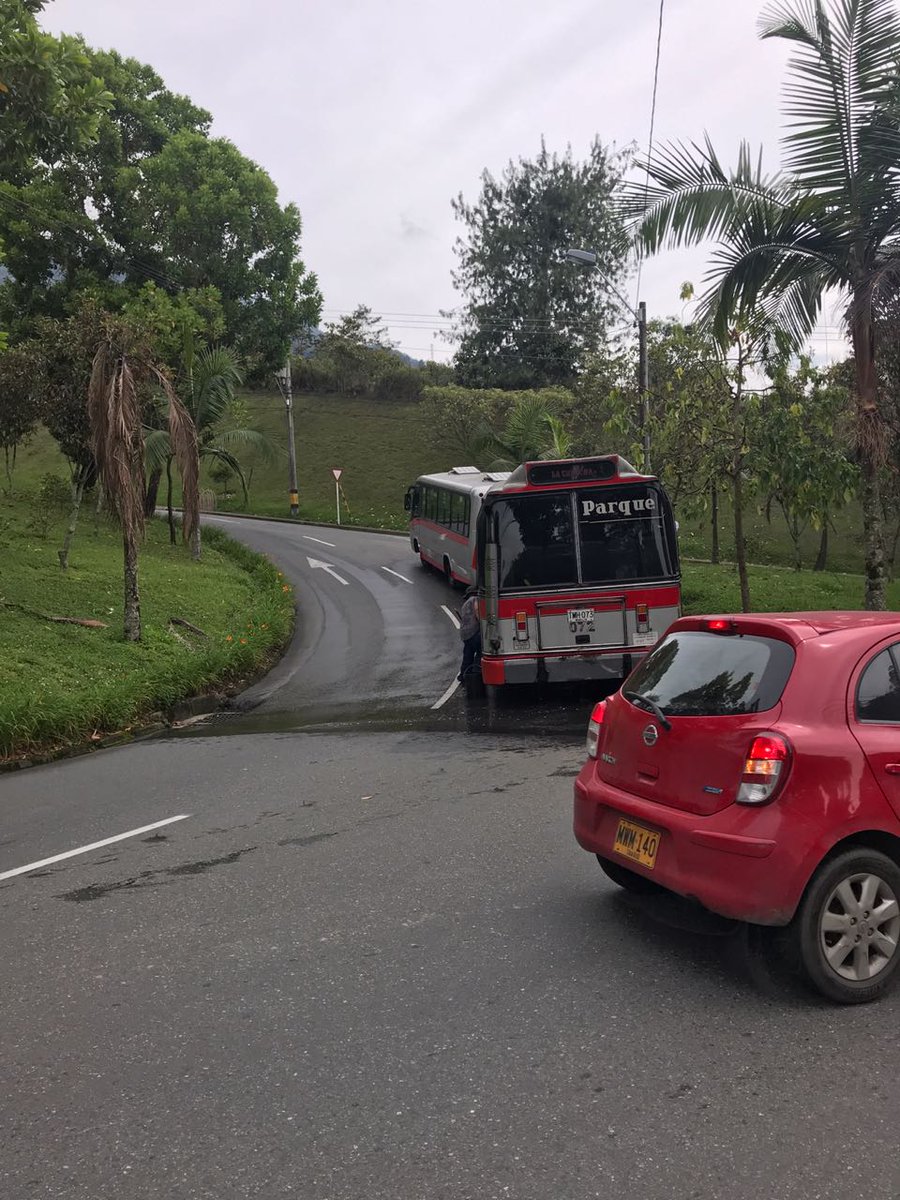 soymalala's tweet photo. ¿Qué tal este parqueadero de los buses de El Poblado? Divinos ellos en la glorieta de los Balsos hacia Las Palmas @sttmed
#SaposConOrgullo🐸 https://t.co/4mhBVFUewb