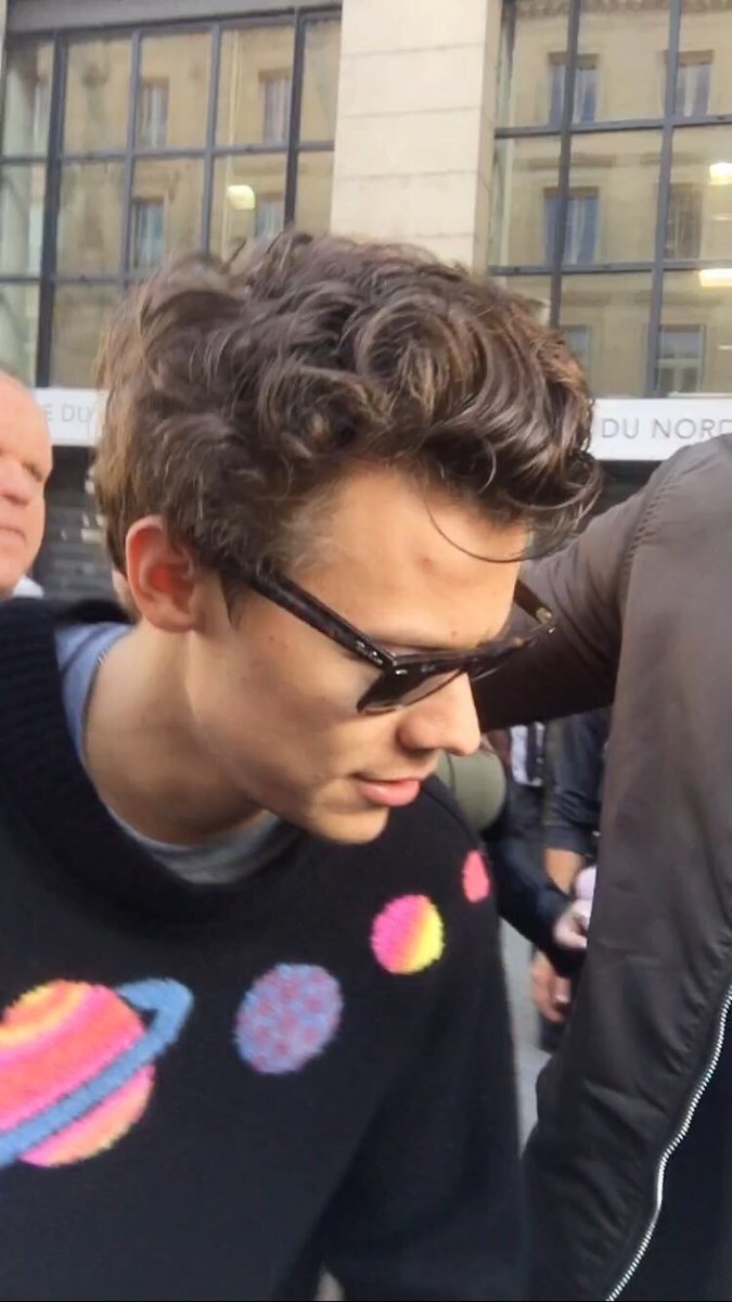 SoloHarryUD's tweet photo. NEW 📷 || Harry in Paris earlier today! (10.25.16) #1 https://t.co/r5L7MDrTrJ