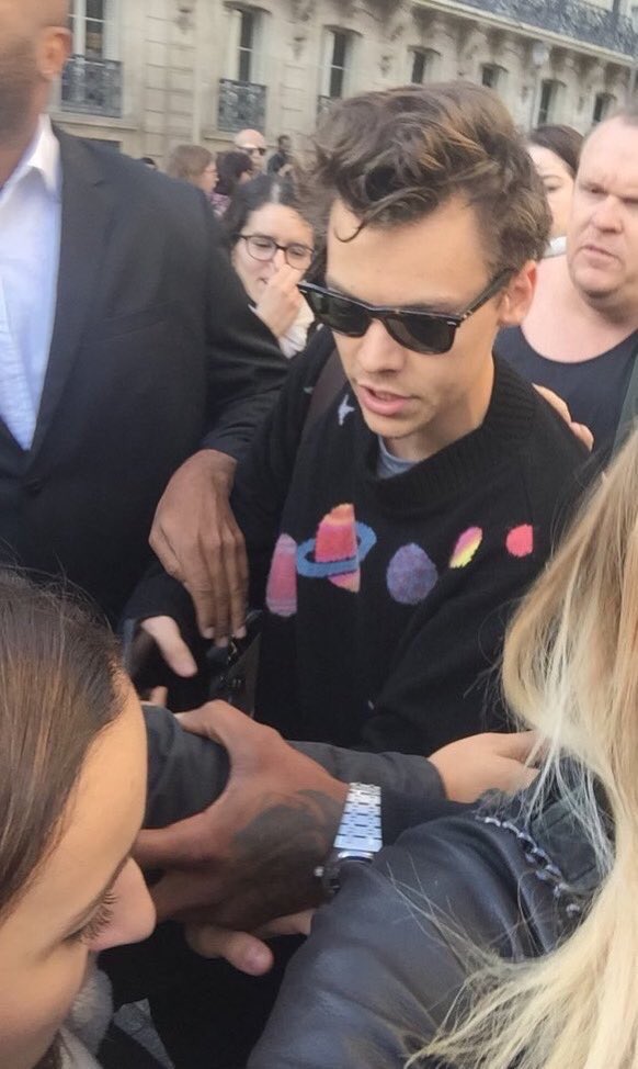 SoloHarryUD's tweet photo. NEW 📷 || Harry in Paris earlier today! (10.25.16) #1 https://t.co/r5L7MDrTrJ