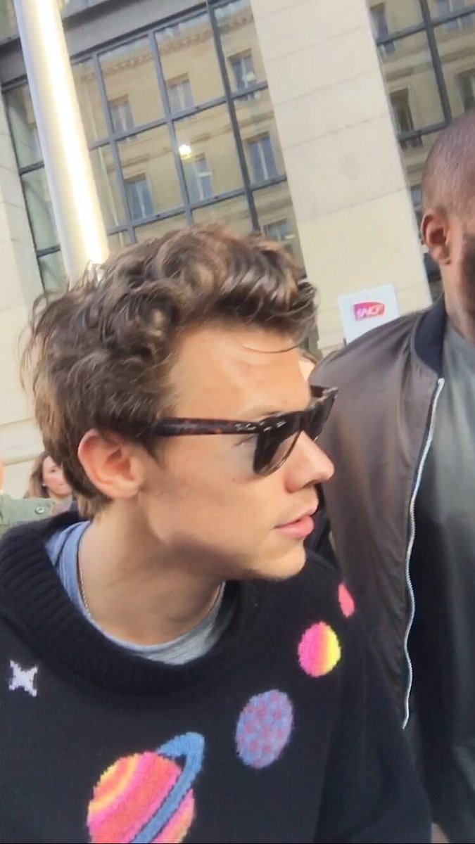 SoloHarryUD's tweet photo. NEW 📷 || Harry in Paris earlier today! (10.25.16) #1 https://t.co/r5L7MDrTrJ