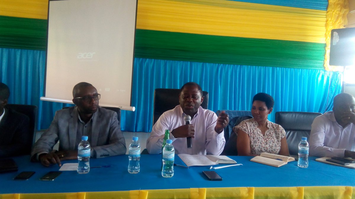 Kanyamupira's tweet photo. Now: in @RuhangoDistrict Min.@F_nsengiyumva closing #CassavaWeek.Over 100 farmer representatives commit 2 professionalize cassava farming https://t.co/d5uea5IxNl