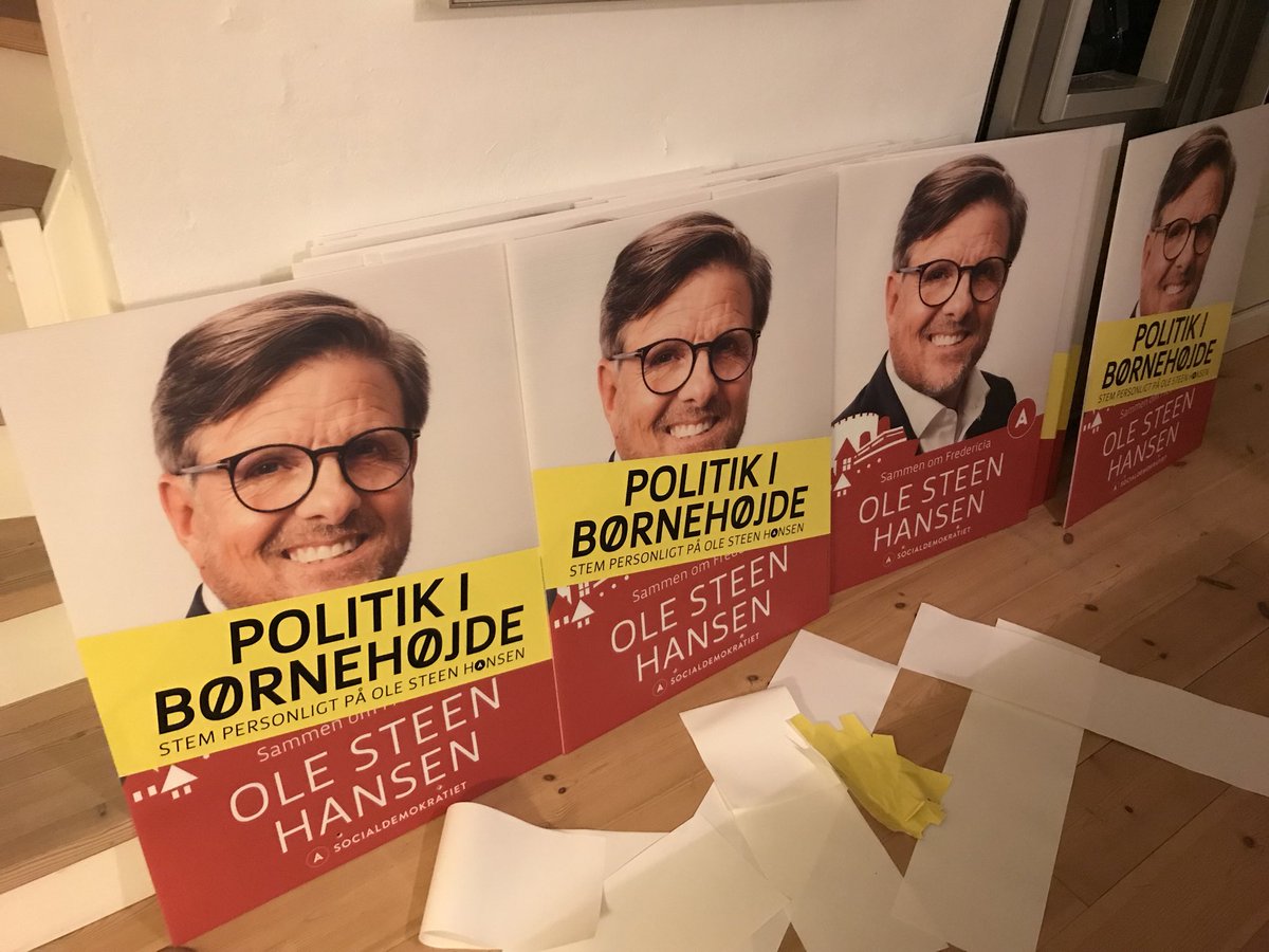 Olesteen6's tweet photo. Der arbejdes på at blive klar. Valgets vigtigste budskab - vores børn og unge - og så dækker budskabet dobbelthager - alt er godt. https://t.co/aP6Ja1L0Qj