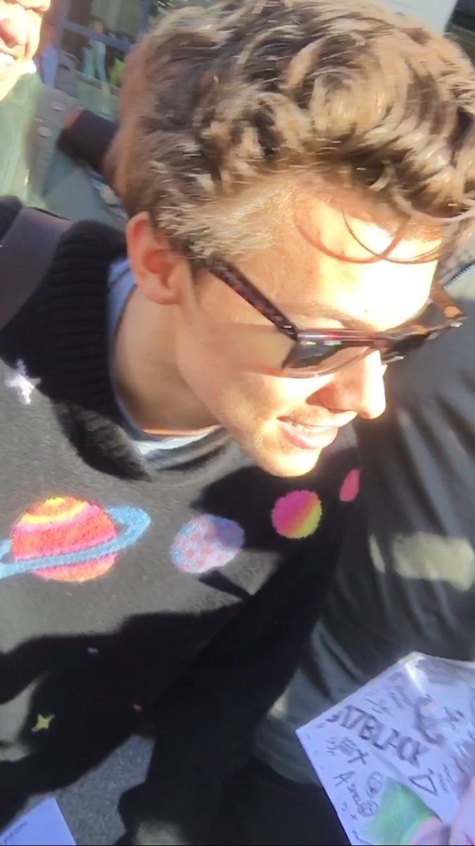 SoloHarryUD's tweet photo. NEW 📷 || Harry in Paris earlier today! (10.25.16) #2 https://t.co/6NUlc4t3Ve