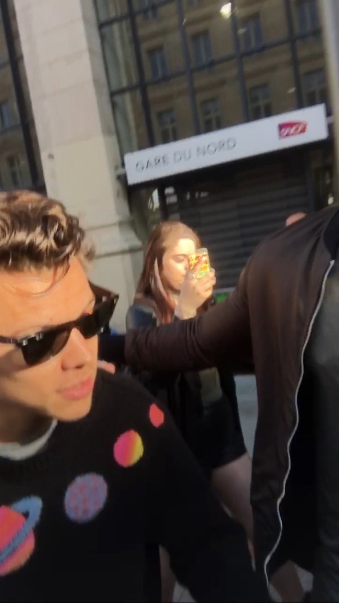 SoloHarryUD's tweet photo. NEW 📷 || Harry in Paris earlier today! (10.25.16) #2 https://t.co/6NUlc4t3Ve