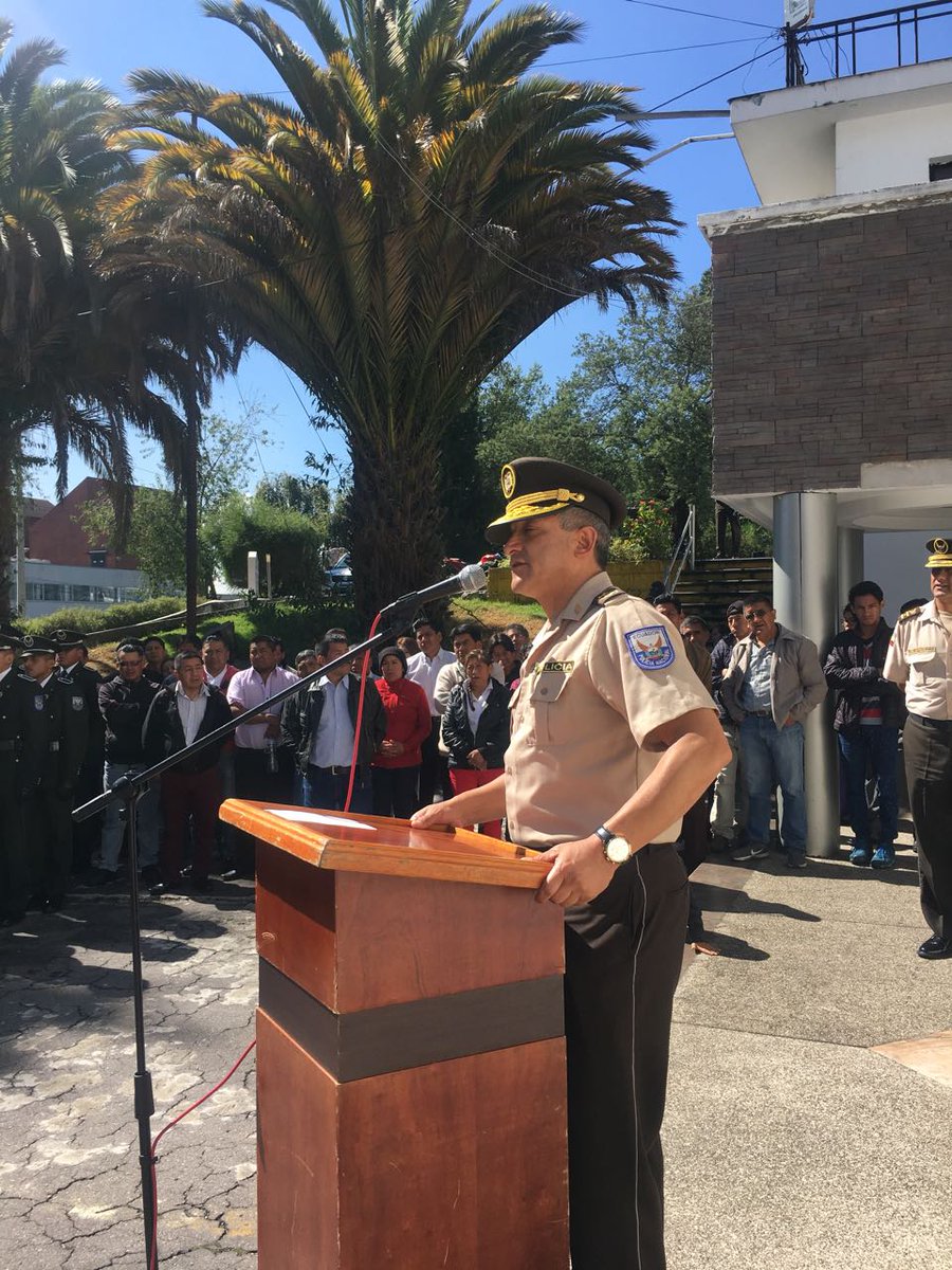 PoliciaEcuador's tweet photo. (CONOCE) #CmdteDMQ da la bienvenida a los más de 330 policías que vienen a reforzar la #SeguridadCiudadana en #UIO. 1/2 https://t.co/MkqrC8S3Vz