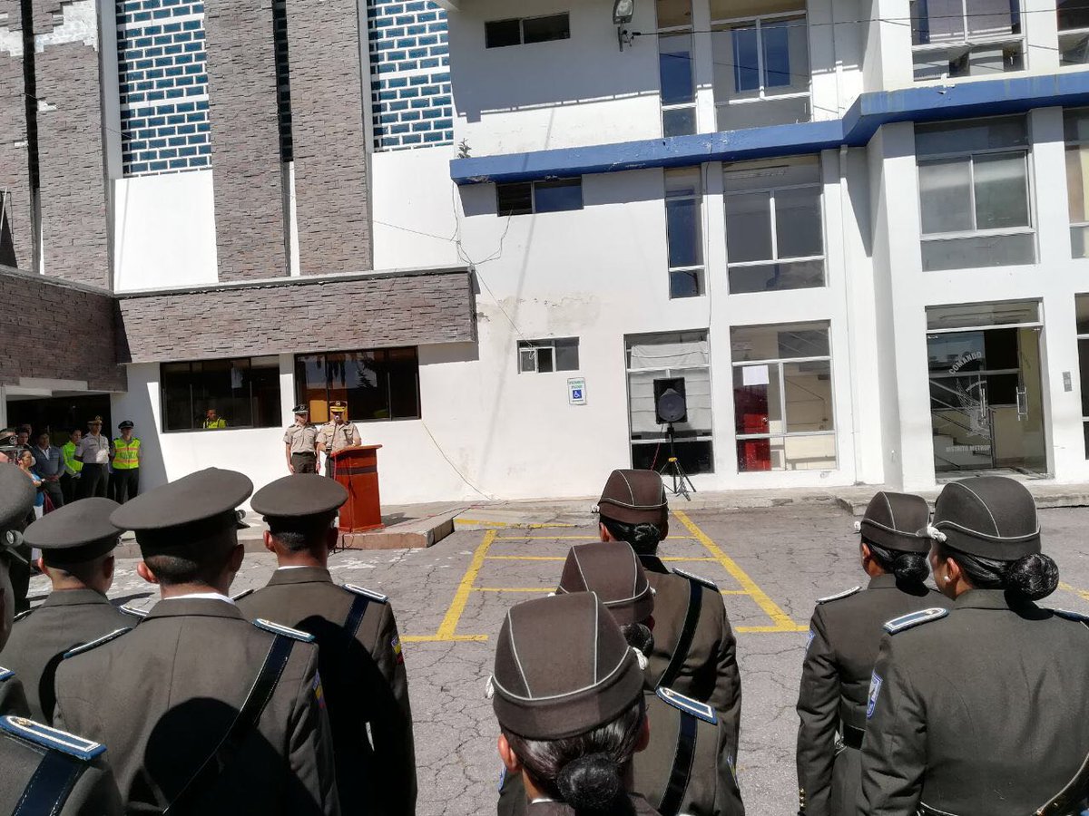 PoliciaEcuador's tweet photo. Invita a los nuevos compañeros a trabajar con calidad de servicio hacia la comunidad desde el lugar en que se encuentren #CmdteDMQ. 2/2 https://t.co/w3KNFdXxsD
