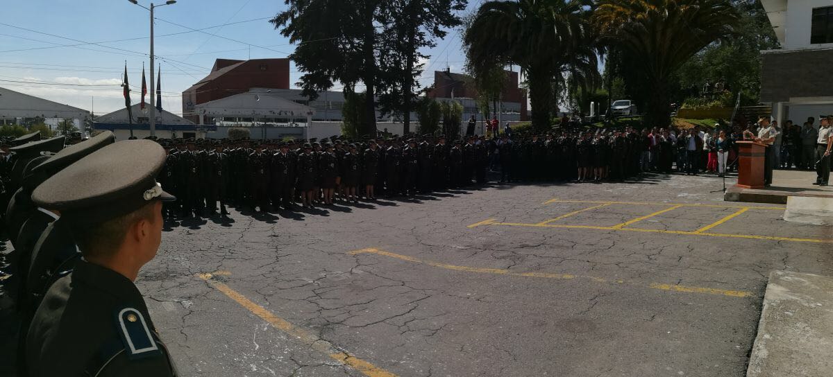 PoliciaEcuador's tweet photo. Invita a los nuevos compañeros a trabajar con calidad de servicio hacia la comunidad desde el lugar en que se encuentren #CmdteDMQ. 2/2 https://t.co/w3KNFdXxsD