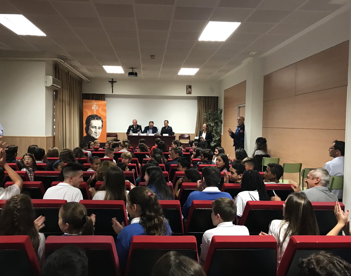 policiademadrid's tweet photo. Prevención, detección e intervención. Hoy entregamos las distinciones del programa “Zona libre de acoso” en el Colegio #menesianomadrid https://t.co/3ZWHjNgZzJ