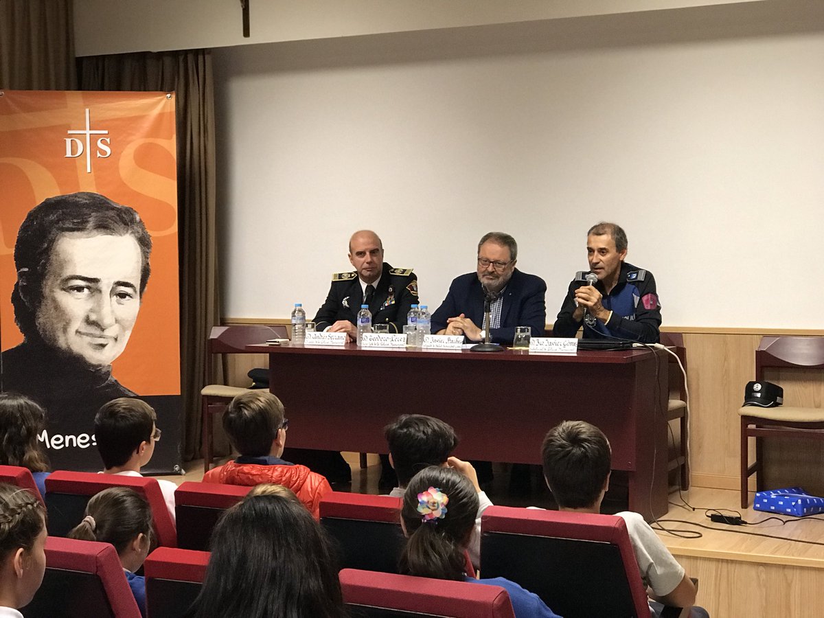 policiademadrid's tweet photo. Prevención, detección e intervención. Hoy entregamos las distinciones del programa “Zona libre de acoso” en el Colegio #menesianomadrid https://t.co/3ZWHjNgZzJ
