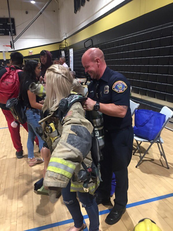 SBCOUNTYFIRE's tweet photo. Job Fair @HHSScorpions. #futureFF #DutyHonorCommunity #JoinOurTeam https://t.co/q06vpzI4tx