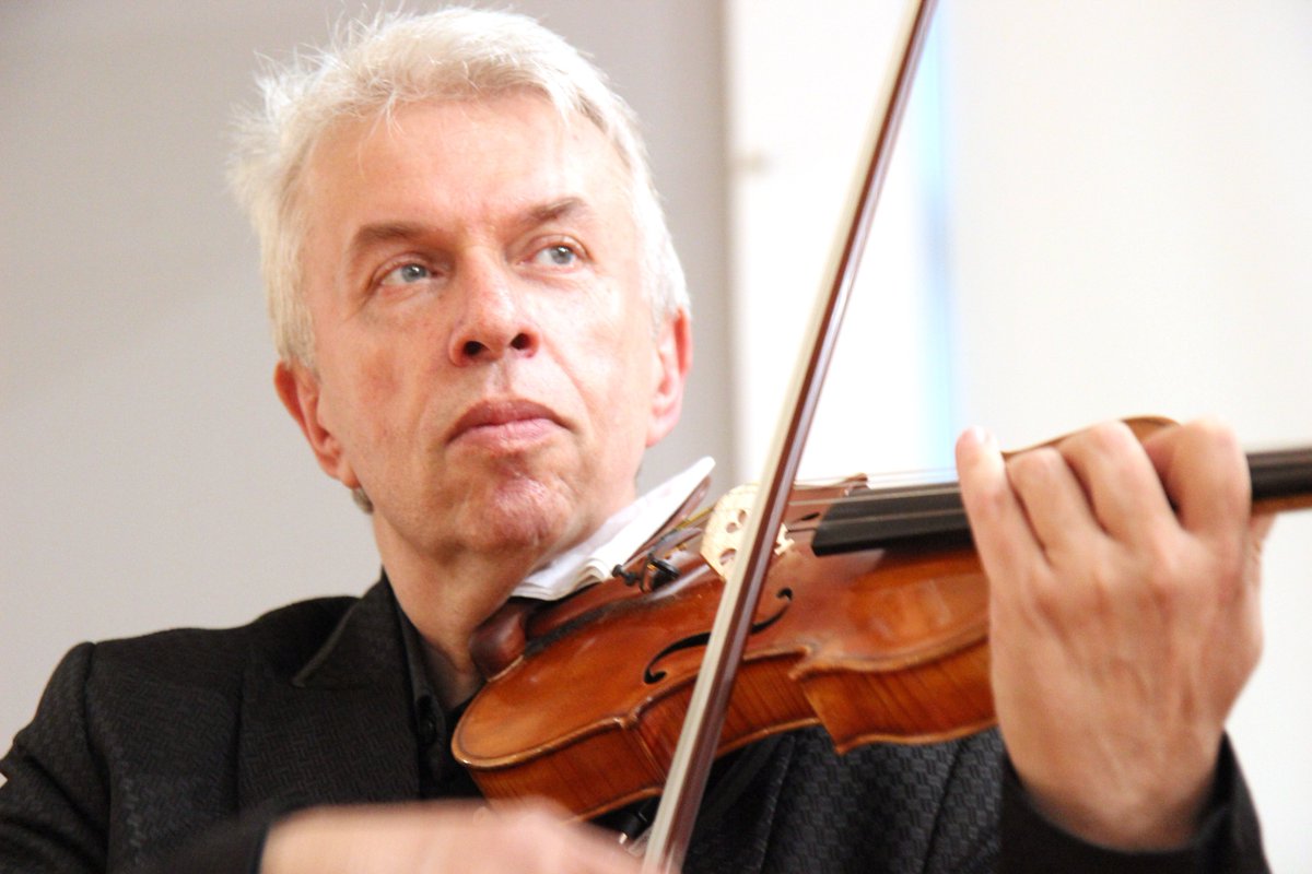 CZinWashington's tweet photo. Czech Violin Maestro Jaroslav Svěcený received standing ovation @CzechEmbassyDC @EmbassySeriesDC https://t.co/BCpFDAijF8