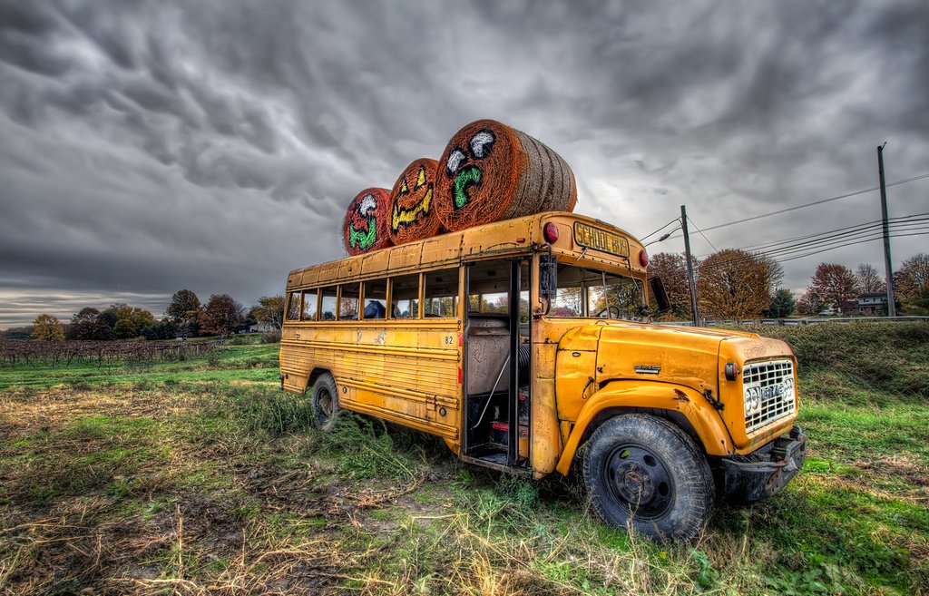 BusterHQ's tweet image. Ready for a ~spooky~ ride? Use the code VANPIRE and get 5% off your last minute #Halloween rides. Expires All Hallows' Eve. 👻🚌