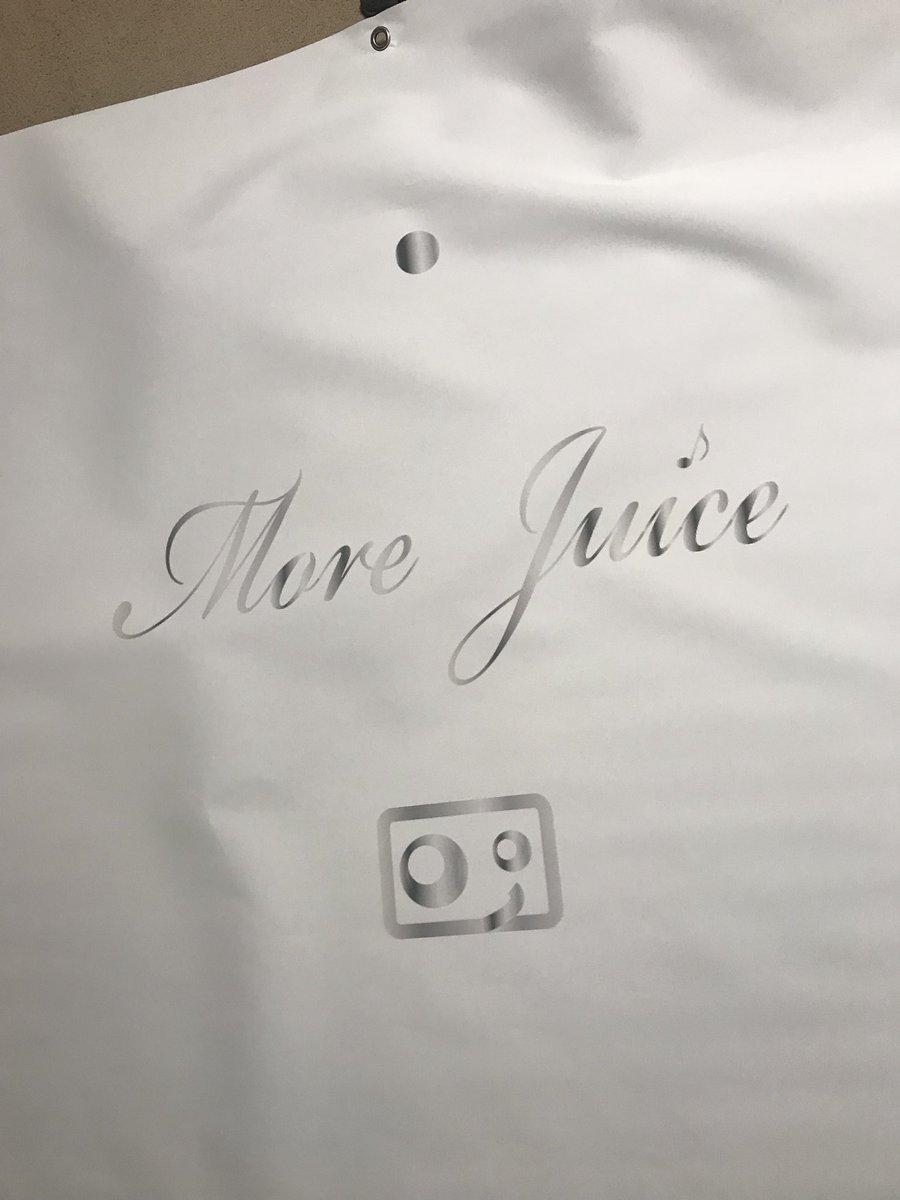 lotusjuice's tweet image. 来た！

こちら、アルバムジャケの弾幕です。
アルバムはまだ配信オンリーなんでライブ当日販売しませんが…

でも物販の所に飾っておくのでよかったらメッセージを書いてください。何書いてくれてもいいよ。

#MoreJuice #蓮秋祭10/28