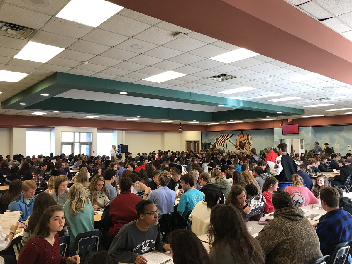 susangbarber's tweet photo. Senior meeting for information on cap and gown orders! Here we go @NGHS18 @Northgate_High https://t.co/sSJZkAV6SM
