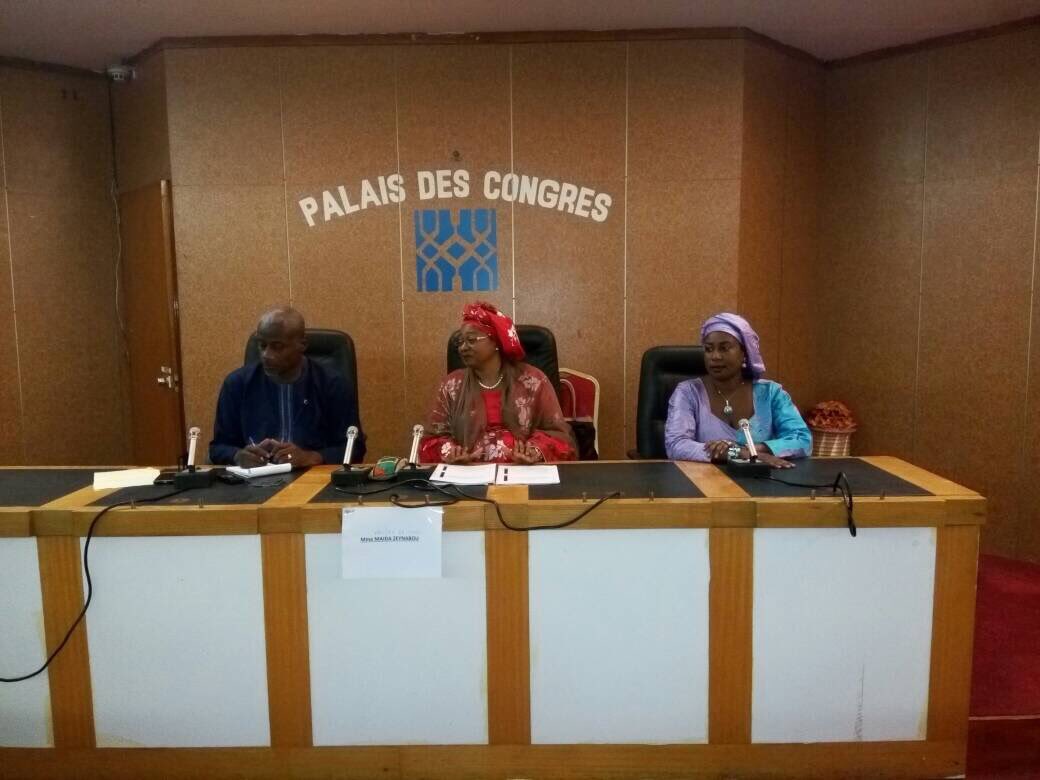 INNAKARANTA's tweet photo. #Fonaf j'ai eu l'honneur d'être paneliste face à des jeunes étudiantes avec Mme Maidah Zeinabou PDG @NigerLait, leadership au féminin https://t.co/79Owqh5RML