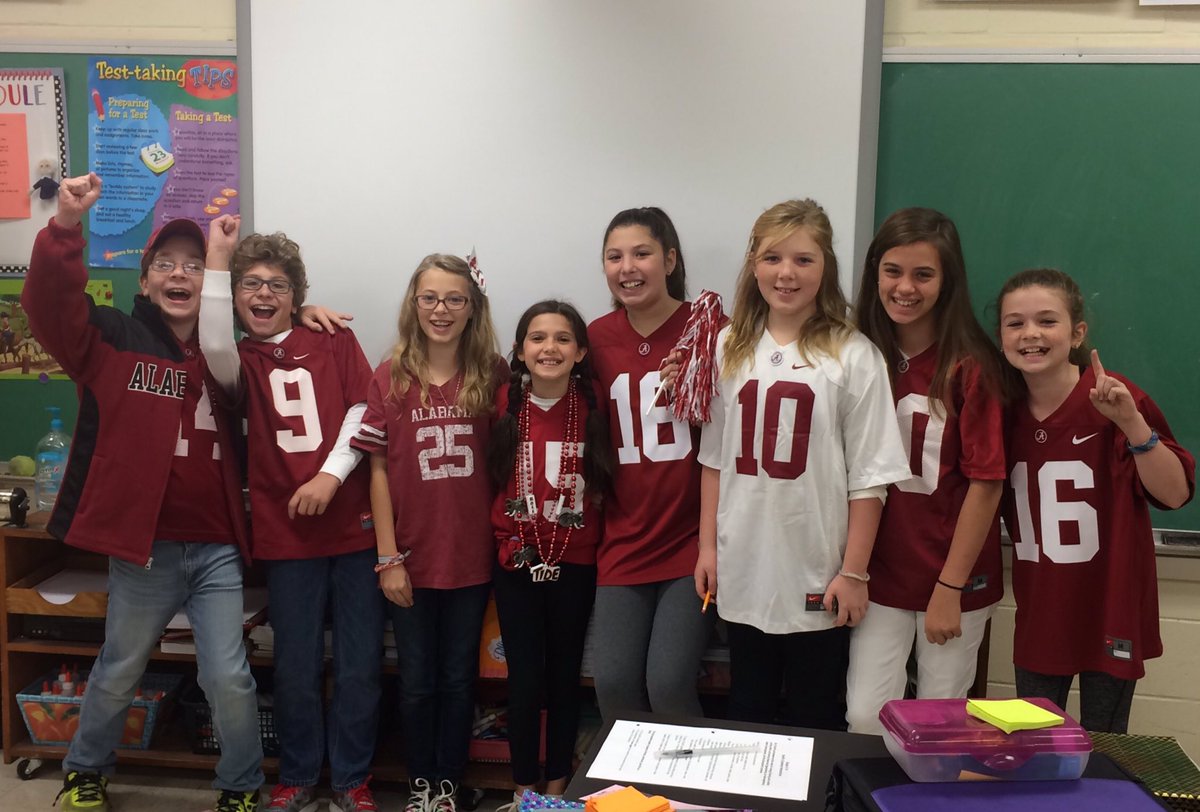 dckplunkett's tweet photo. Grade 5 supporting their favorite team for Fall Festival week! #donohodays https://t.co/rxZOkuRdNp