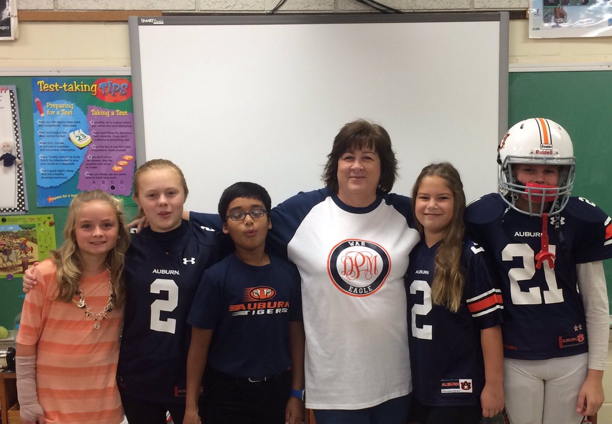 dckplunkett's tweet photo. Grade 5 supporting their favorite team for Fall Festival week! #donohodays https://t.co/rxZOkuRdNp