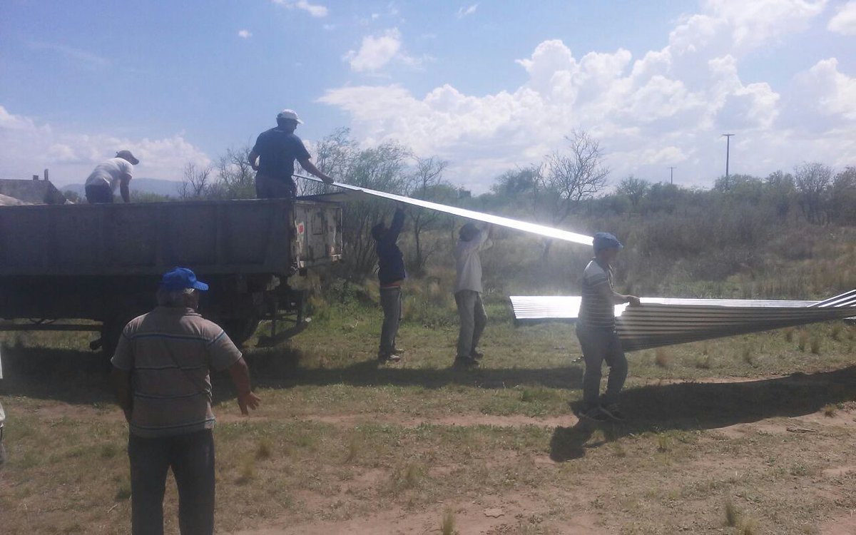 AmbienteSanLuis's tweet photo. Plan de Fomento Productivo Rural - Comenzó la entrega de kits a los pequeños y medianos #productores del departamento #Pueyrredón https://t.co/a8cIvaWZOf. #Campo #Producción #SanLuis https://t.co/sgiXJhXykC
