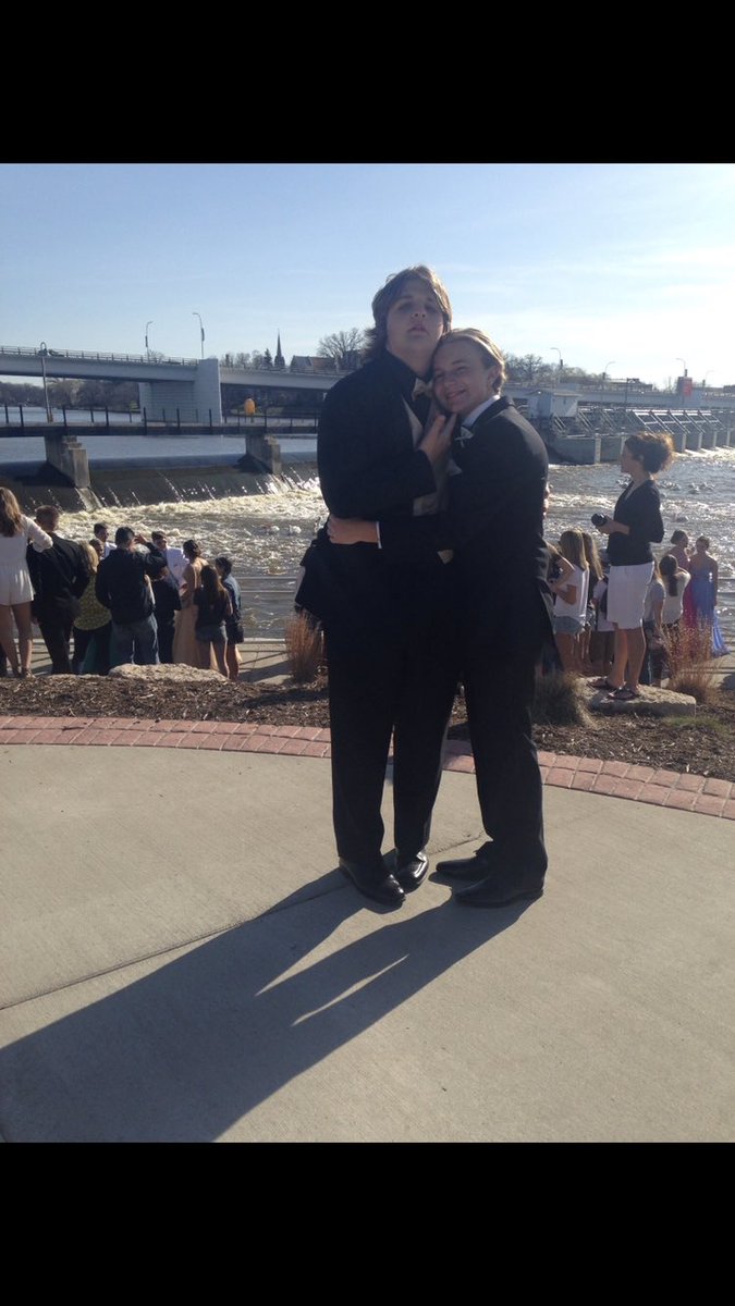 KMat517's tweet photo. Huge Happy Birthday goes to my prom date, golf partner and bf since 4th grade! #kyletime #alsotylertimebutonlyfortodaysodontgetcocky @TTRUP https://t.co/rIdjV8z9fR