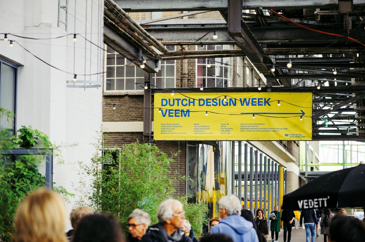 Een evenement is niet compleet zonder dat er een duidelijke routing is aangegeven! #dutchdesignweek #largeformatprinting #faberexposize