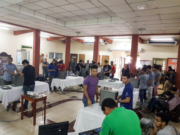 JoPeraltaB's tweet photo. Concurso de Ensamblaje de Hardware FISC 2017  @FISCVeraguas @UTPVeraguas https://t.co/jl8eOdcQoV
