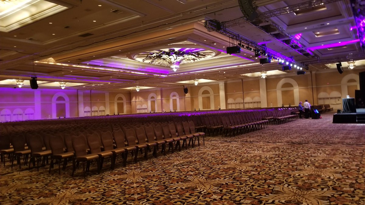 amywebb's tweet image. About to show 5,000 people future scenarios about AI and learning...