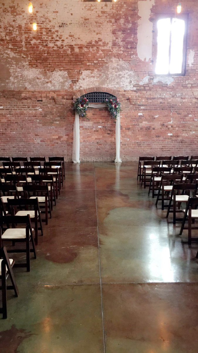 This couple had perfect seasonly theme #AppleyEverAfter night with #apple centerpieces and apple cinnamon cupcakes.#applelymarried