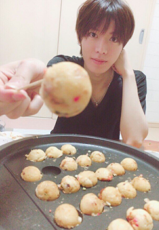 cyut_a's tweet photo. I love those pictures of him 
#HappyYutaDay https://t.co/rXG7xXesNz