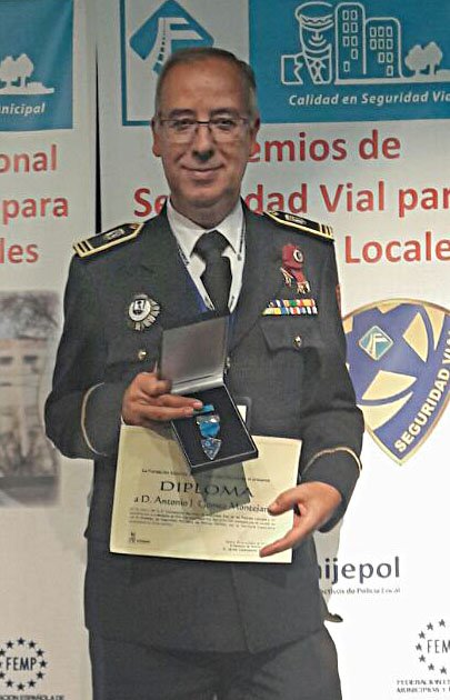policiademadrid's tweet photo. El Subinspector Montejano y la U. de Atestados, por su gran labor en prevención de la #SeguridadVial, han sido galardonados en  #TRAFIC2017 https://t.co/3LuetN44iF