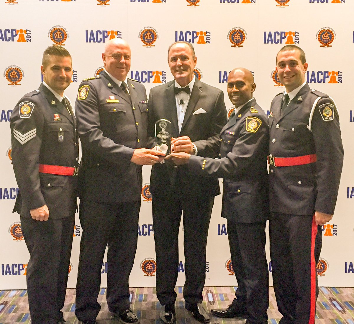 ChiefNish's tweet photo. Gr8 honour inPhilly @TheIACP @HaltonPolice International Award 4 CommunityPolicing @ChiefTanner @DeputyCrowe @MT9345 https://t.co/dcSfAGXKJE https://t.co/vGRpuYykq6