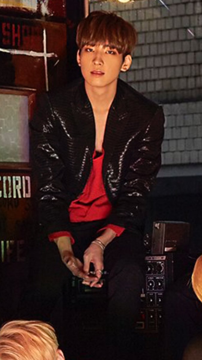 _xdmcube's tweet photo. ความจริงคือเสื้อวอนอูเป็นเสื้อยืดแขนยาวที่คอกว้างมาเกือบไหล่ แต่โดนจับยกขึ้นให้คอมันย้วยลงมาด้านหน้าแบบนี้ ดิฉันมั่นใจ เพราะรูปแรกมันไม่ย้วย https://t.co/mw0wYTlUGM