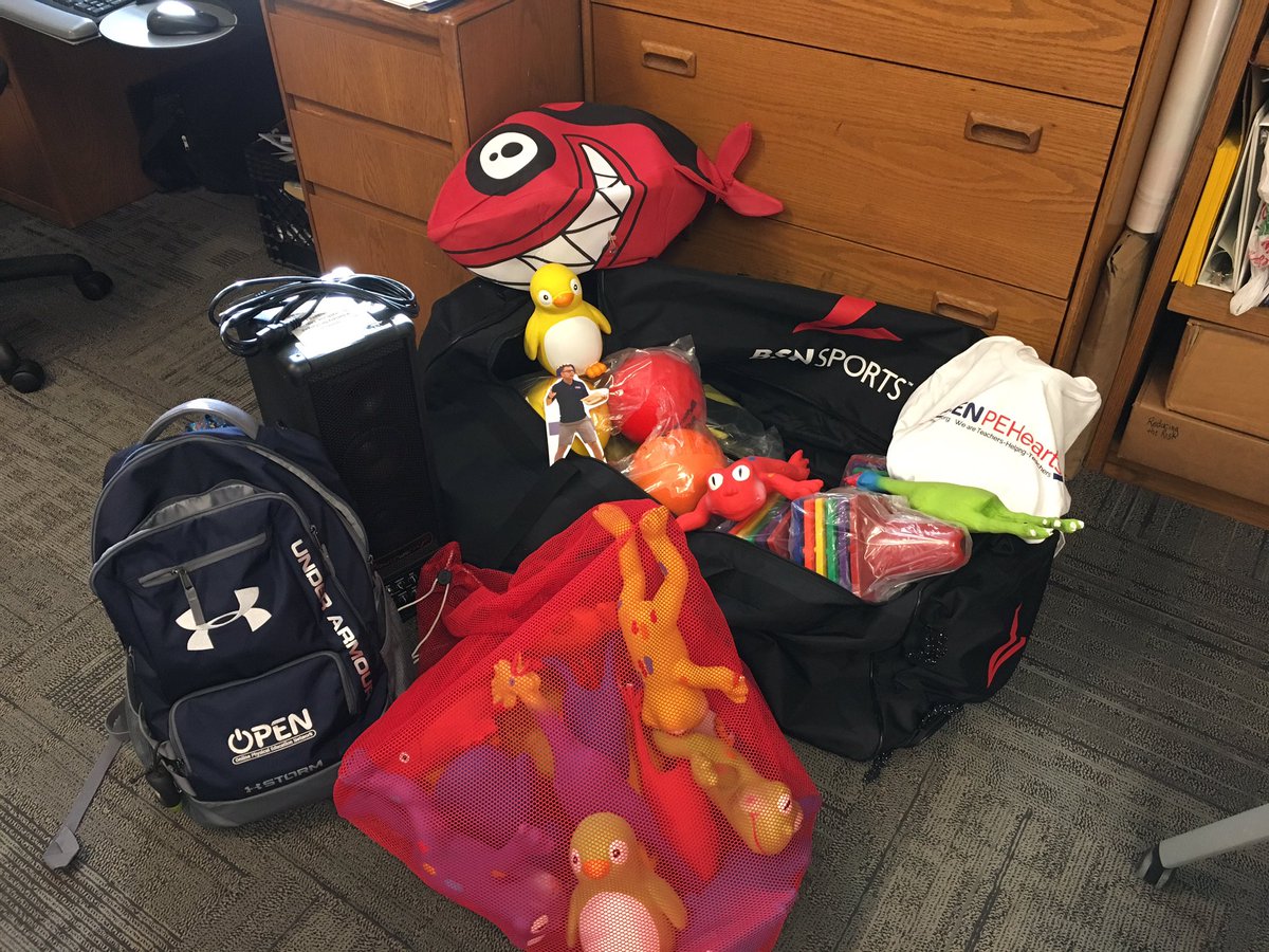 stephysed's tweet photo. Can you find #flatAndy ready and packed to go to #KAHPERDWU2017 whoohoo @usgames @OPENPhysEd my session is at 9:45 in Lee Arena! https://t.co/Pcb4IWDvwr