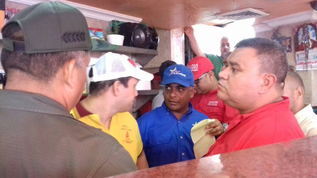 consultoriajvar's tweet photo. #FelizMiercoles Operativo fiscalización de alza de precios de producto de la mano de @CarneiroPSUV @tvspueblo https://t.co/K6zyRbtoz2