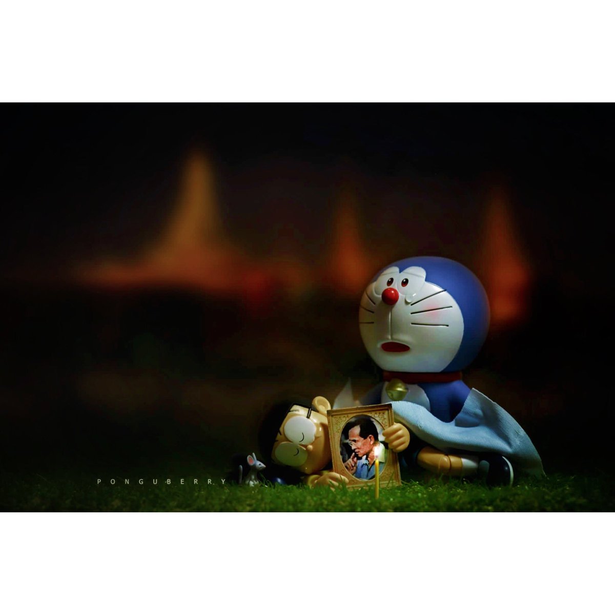 WanOr_DoMon's tweet photo. อีกไม่กี่ชั่วโมง อีกไม่กี่นาทีข้างหน้า
 •๒๖ ตุลาคม ๒๕๖๐•
พระองค์จะอยู่ในใจตลอดไป 
🙏🏼ขออนุญาตเจ้าของภาพค่ะ
#คิดถึงพ่อ
#รัชกาลที่๙
#KingRama9
#สู่ฟ้าเสวยสวรรค์
#KingBhumibhol 
#ในหลวงรัชกาลที่๙
#ส่งใจสู่ฟ้าอาลัยพ่อ
#Doraemon #โดเรม่อน #どらえもん #titledomon https://t.co/BnYBFMNNn4