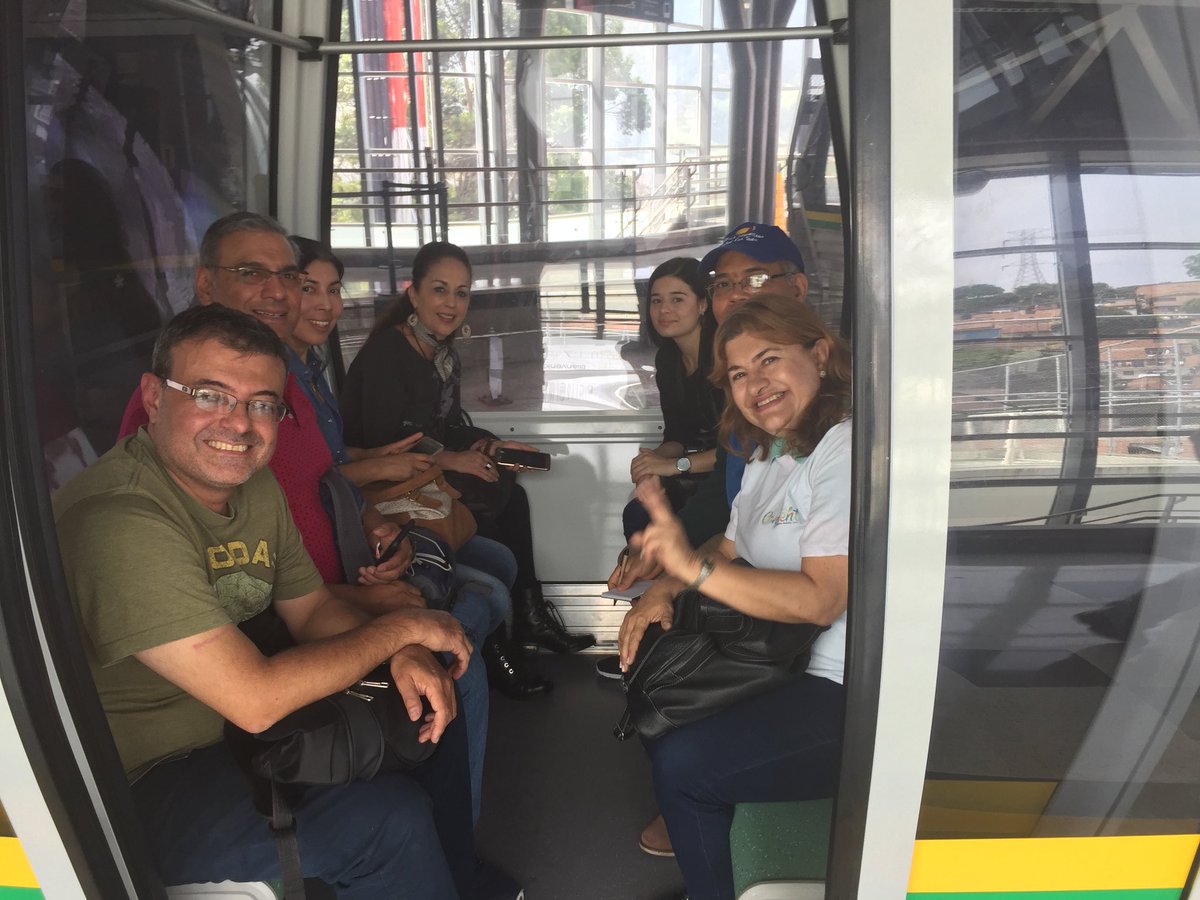 En el recorrido “Transformación de Medellín” montamos en el sistema público <a href="/metrodemedellin/">Metro de Medellín 💚 30 años #ALoMetro</a> en el tranvía y Metro Cable de Villa Sierra