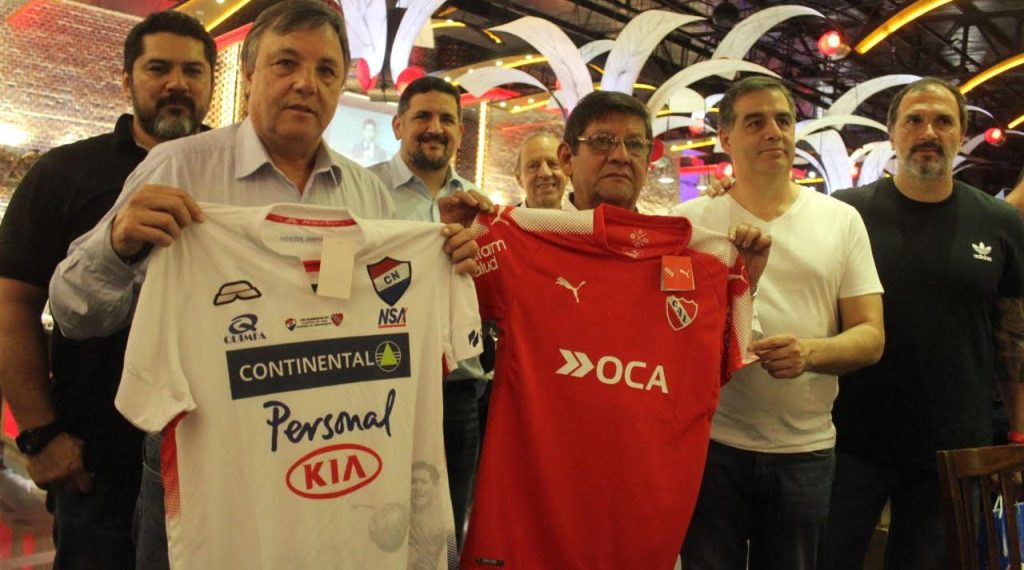 OrgulloRojoWeb's tweet photo. Cena con dirig. de @clubnacionalpy e intercambio de camisetas con @IndeFBC https://t.co/yz98qSOkot https://t.co/gl4zYUGl3w