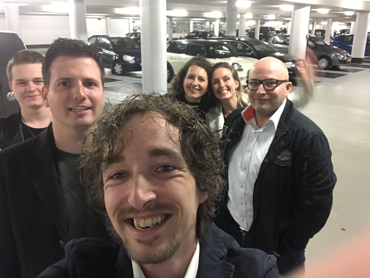 In totaal meer dan 60 jaar werkervaring. Vandaag met z'n allen bij elkaar voor een fotoshoot en een brainstorm-sessie. Samen sta je sterk!  #brainstorm #fotoshoot #team #communicatie