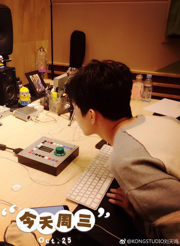 Dimash_Dostar's tweet photo. 🎤🎧🎼🎹Dimash diligently learning new skills https://t.co/NkWBOCDtky