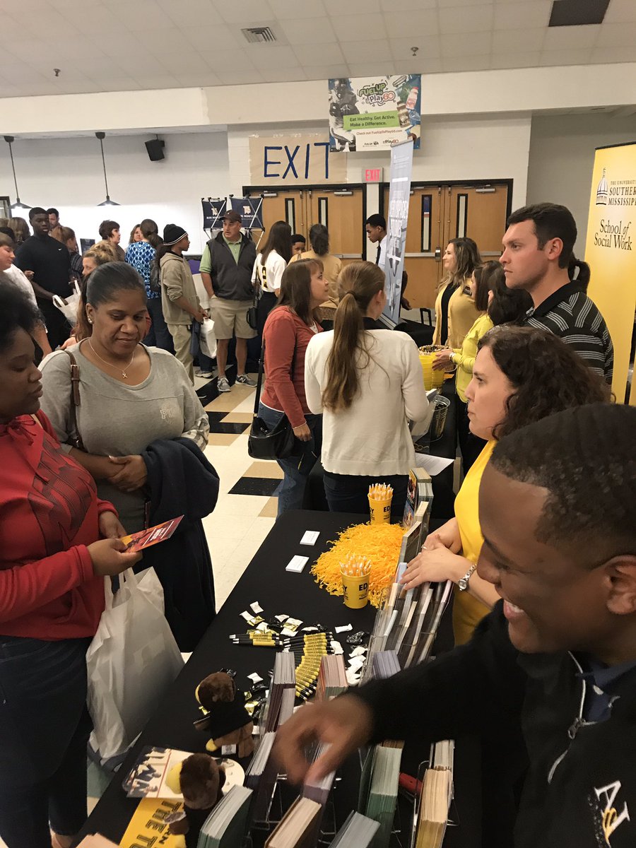 USM_Ashley's tweet photo. Great night at my alma mater, Oak Grove HS! So excited to meet so many future Golden Eagles! #gowarriors #black&amp;gold #SMTTT! https://t.co/KK3FCr7CrZ
