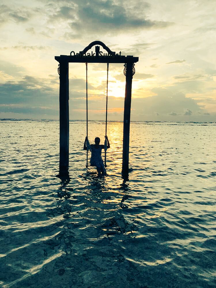 Malihax's tweet photo. When your mum is on the Gili Islands and you're sat at work 😶🔫 @NazleenHunjan https://t.co/o6WlqMD7hA