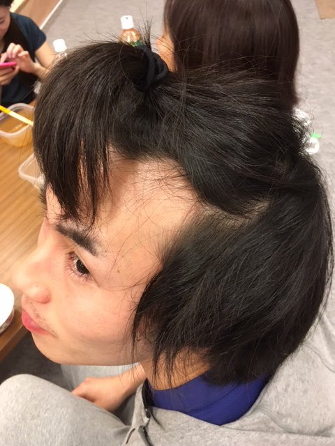 劇団 娯楽天国 Twitterren 稽古が始まり 間もなく2ヶ月 この時期問題になるのが髪の毛 役の髪型が決まるまで 稽古中は髪の毛がカットできないのです 今井くんも前髪がかなり伸びてきていたので ちょんまげヘアーに この髪型で 超真面目に受け答えするの 劇団 娯楽天国 Twitterren 稽古が始まり 間もなく2ヶ月 この時期問題になるのが髪の毛 役の髪型が決まるまで 稽古中は髪の毛がカットできないのです 今井くんも前髪がかなり伸びてきていたので ちょんまげヘアーに この髪型で 超真面目に受け答えするの