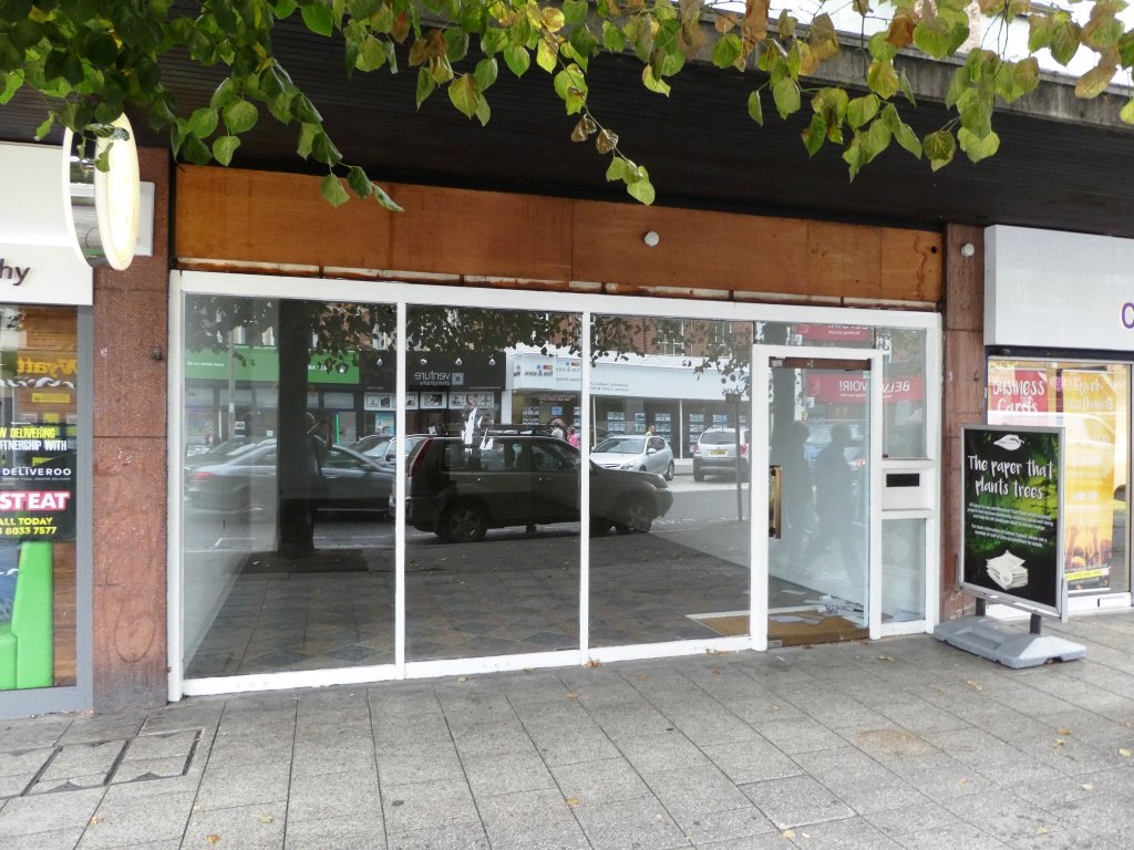 OsmondBrookes's tweet photo. Reduced rent, London Road #Southampton A1 ground floor shop in prominent position, £22,000 pa https://t.co/PEDk8Y68PV https://t.co/WgXf3TFpU0