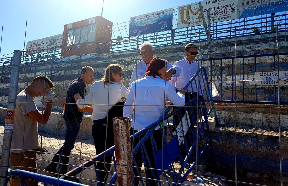 alcaldesa <a href="/EstherClavero/">Esther Clavero Mira</a>  y concejalas inspeccionan estado ruinoso gradas Sánchez Cánovas <a href="/AytMolinaSegura/">Ayuntamiento de Molina Segura</a> <a href="/FuensantaMarti8/">Fuensanta Martinez</a> <a href="/conchi28311356/">Concepción Orenes</a>