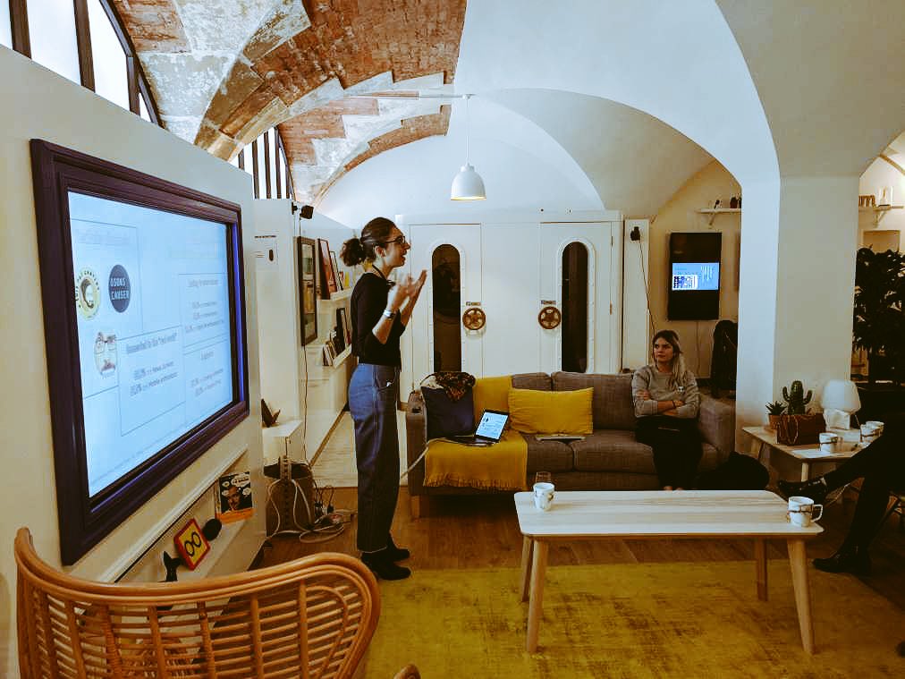Loumahi's tweet photo. Merci @Gentianeb pour ce workshop inspirationnel sur la thématique "millenials &amp; Travel" by @YouTube . On sait parler "jeuns" maintenant 😂 https://t.co/TkoSgH532G