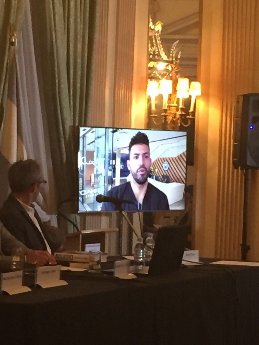 "La diplomacia del fútbol" gran evento organizado por @ARGen_UK en Londres en el que fui orador junto con <a href="/osvaldooardiles/">osvaldo ardiles</a> y Klaus Gallo