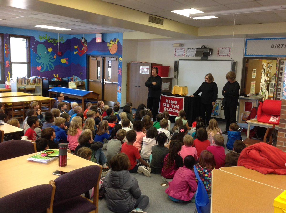 MoodyGrKG's tweet photo. Kids on the Block is here teaching 2nd grade about inclusion and understanding others! #secondgrade #irving97 #oakpark97 https://t.co/bsKlTuYmwS