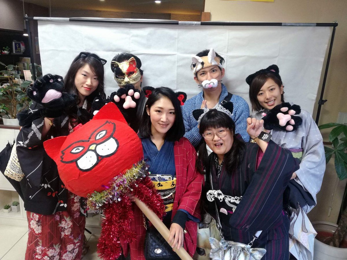かおる 先日 着物仲間と神楽坂の 化け猫パレード に参加してきたけど ハロウィンと言ったらディズニー を10年間やってるもんだから 普通の仮装がよう分からんかった 笑 とりあえず猫耳つけて猫手を友達から拝借 帯もとりあえず猫 それが私の かおる 先日 着物仲間と神楽坂の 化け猫パレード に参加してきたけど ハロウィンと言ったらディズニー を10年間やってるもんだから 普通の仮装がよう分からんかった 笑 とりあえず猫耳つけて猫手を友達から拝借 帯もとりあえず猫 それが私の