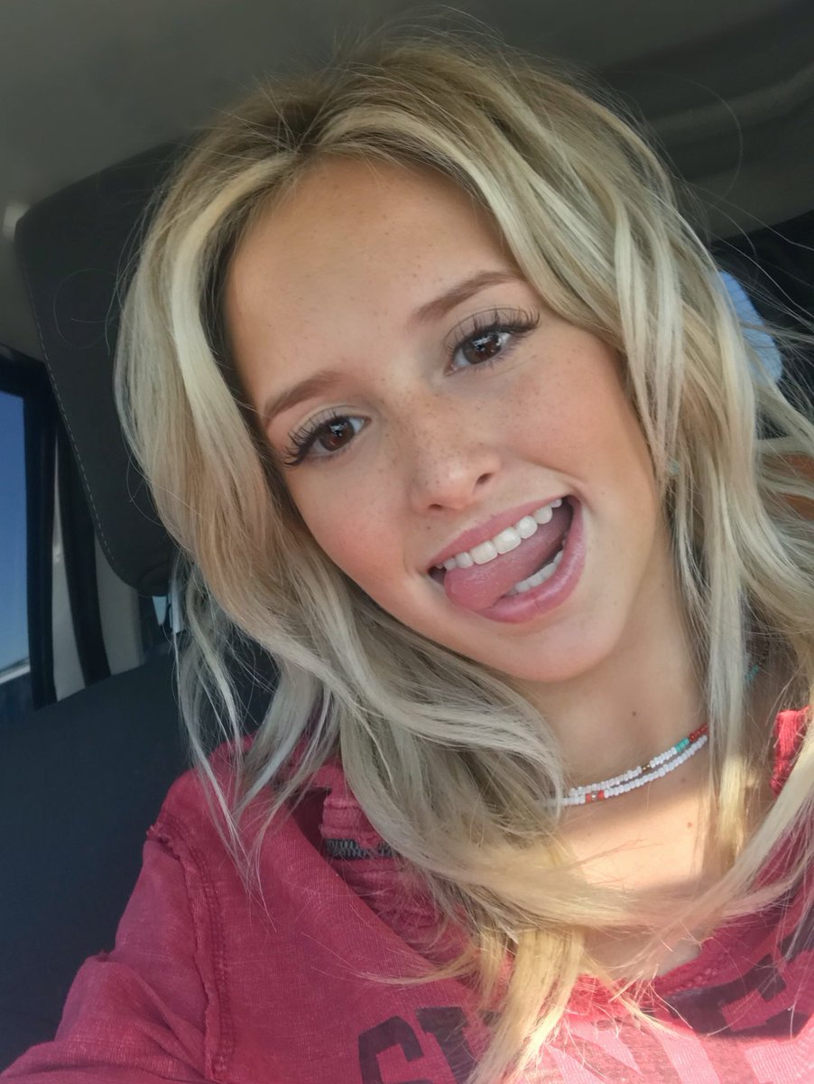 savy_simmons's tweet photo. No more braces = happi gurl 👌🏼 https://t.co/fWvxB6jfkp