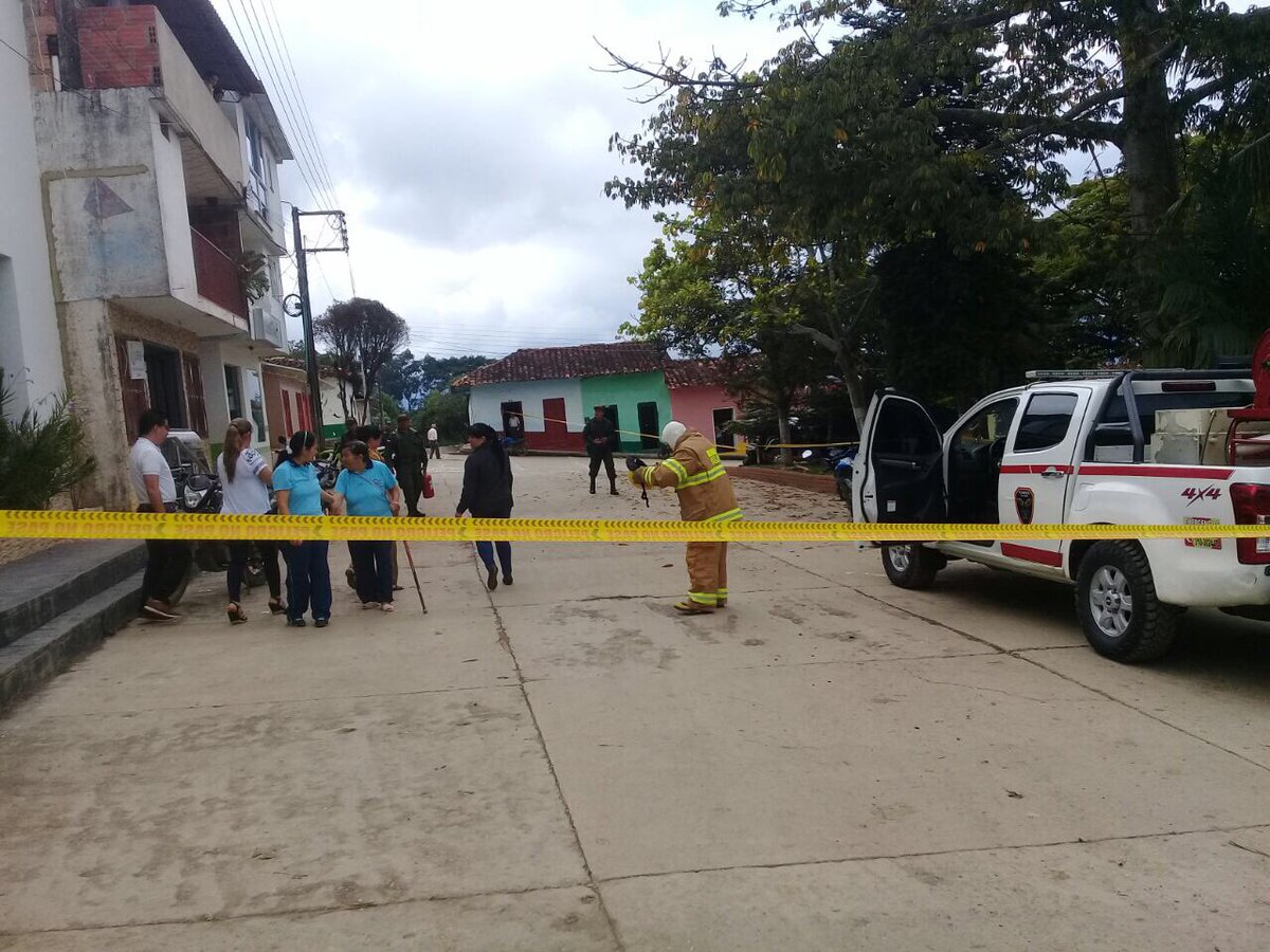 GobdeSantander's tweet photo. En Santa Helena del Opón, comunidades participan en el Sexto #SimulacroNacional de Respuesta a Emergencias. #SantanderMenosVulnerable https://t.co/1oeTj9Ebio