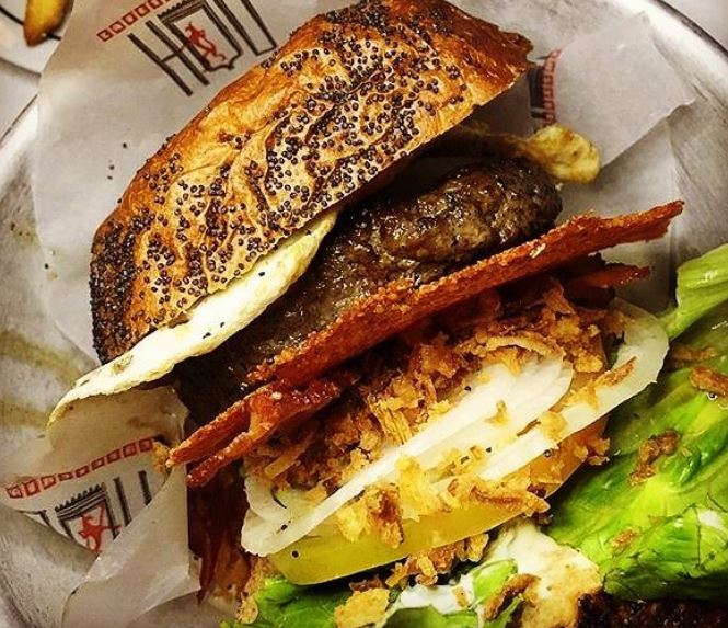 Uno de los diez sitios para comer hamburguesas en Madrid #hdcafeteria

esquire.com/es/donde-comer…
<a href="/GrupoLaMusa/">Grupo La Musa</a>  tiene burgers de #wayou ???? #Gracias